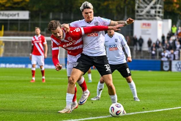 GER, 3 Liga, SSV Ulm 1846 vs FC Energie Cottbus 19 10 2025, Donaustadion, Ulm, GER, 3 Liga, SSV Ulm 1846 vs FC Energie Cottbus, pictured Moritz Hannemann Cottbus, 11 , Niklas Kölle Koelle SSV Ulm, 32 , Fight for the ball, dogged commitment nordphotoxGmbHx xHafner nph00200