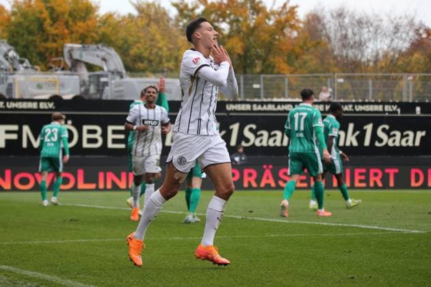 19 10 2025, xmohx, Soccer 2 Bundesliga, SV Elversberg SpVgg Greuther Fuerth v l Younes Ebnoutalib SV Elversberg after the offside goal DFL DFB REGULATIONS PROHIBIT ANY USE OF PHOTOGRAPHS as IMAGE SEQUENCES and or QUASI VIDEO Elversberg