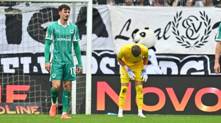 19 10 2025 Soccer Season 2025 2026 2 Soccer Bundesliga 09 Matchday SV Elversberg SVE SpVgg Greuther Fürth Kleeblatt Sportfoto Zink xwoxzix DFL regulations prohibit any use of photographs as image sequences and or quasi video only for editorial use Noah König 17, SpVgg Greuther Fürth disappointed disappointment