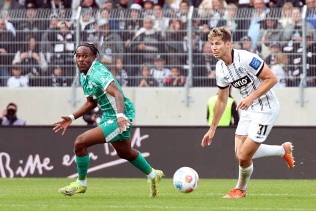19 10 2025, xrekx, Soccer 2 Bundesliga, SV Elversberg SpVgg Greuther Fuerth v l Noel Futkeu SpVgg Greuther Fuerth Maximilian Rohr SV 07 Elversberg DFL DFB REGULATIONS PROHIBIT ANY USE OF PHOTOGRAPHS as IMAGE SEQUENCES and or QUASI VIDEO Elversberg