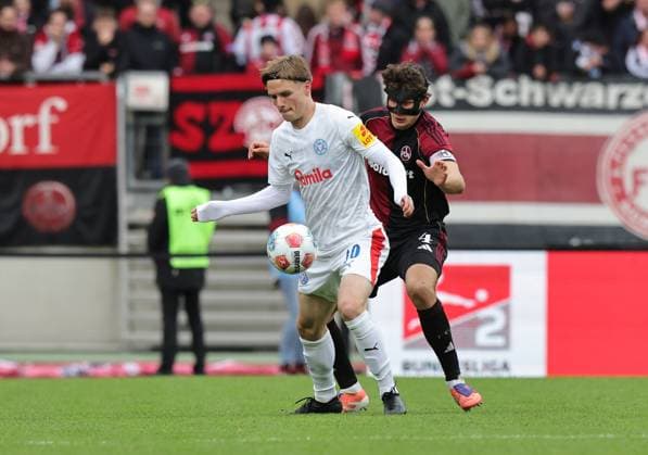 19 10 2025 Soccer Season 2025 2026 2 Soccer Bundesliga 09 Matchday 1 FC Nürnberg FCN Club KSV Holstein Kiel Störche Sportfoto Zink DaMa xdaxmax DFL regulations prohibit any use of photographs as image sequences and or quasi video only for editorial use Jonas Therkelsen 10, Holstein Kiel Fabio Gruber 4, 1 FC Nürnberg FCN