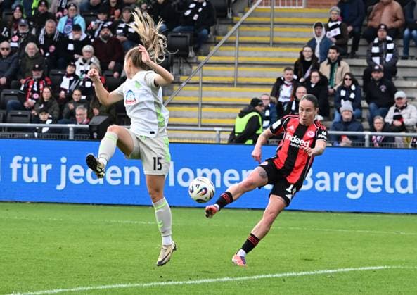 19 10 2025, xsltx, Soccer Google Pixel Women Bundesliga, Eintracht Frankfurt Werder Bremen v l Michelle Weiß Werder Bremen , GÃ raldine Reuteler Eintracht Frankfurt fails with a volley DFL DFB REGULATIONS PROHIBIT ANY USE OF PHOTOGRAPHS as IMAGE SEQUENCES and or QUASI VIDEO