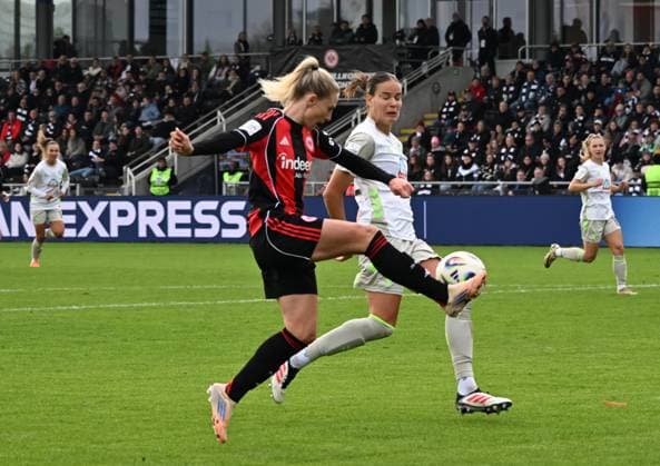 19 10 2025, xsltx, Soccer Google Pixel Women Bundesliga, Eintracht Frankfurt Werder Bremen v l Rebecka Blomqvist Eintracht Frankfurt , Hanna Nemeth Werder Bremen DFL DFB REGULATIONS PROHIBIT ANY USE OF PHOTOGRAPHS as IMAGE SEQUENCES and or QUASI VIDEO