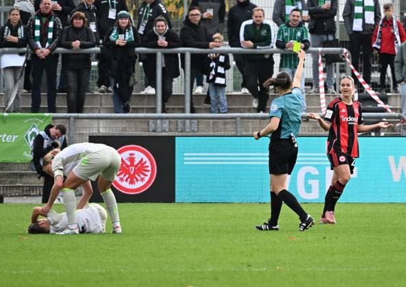 19 10 2025, xsltx, Fußball Google Pixel Frauen Bundesliga, Eintracht Frankfurt Werder Bremen v l The fouled Chiara D Angelo Werder Bremen am Bode, re Zeigt Angelika Söder Schiedsrichterin Nadine Riesen Eintracht Frankfurt die gelbe Karte DFL DFB REGULATIONS PROHIBIT ANY USE OF PHOTOGRAPHS as IMAGE SEQUENCES and or QUASI VIDEO