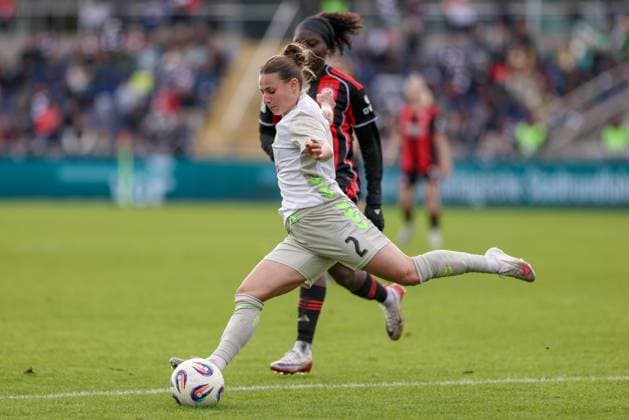 Chiara D Angelo SV Werder Bremen, 2 on the ball, single image, full body, action, action, match scene, THE DFB GUIDELINES PROHIBIT ANY USE OF PHOTOGRAPHS AS IMAGE SEQUENCES AND OR QUASI VIDEO DFB REGULATIONS PROHIBIT ANY USE OF PHOTOGRAPHS AS IMAGE SEQUENCES AND OR QUASI VIDEO , 19 10 2025, Frankfurt am Main Germany , Soccer, Google Pixel Womens Bundesliga, Eintracht Frankfurt SV Werder Bremen xobx