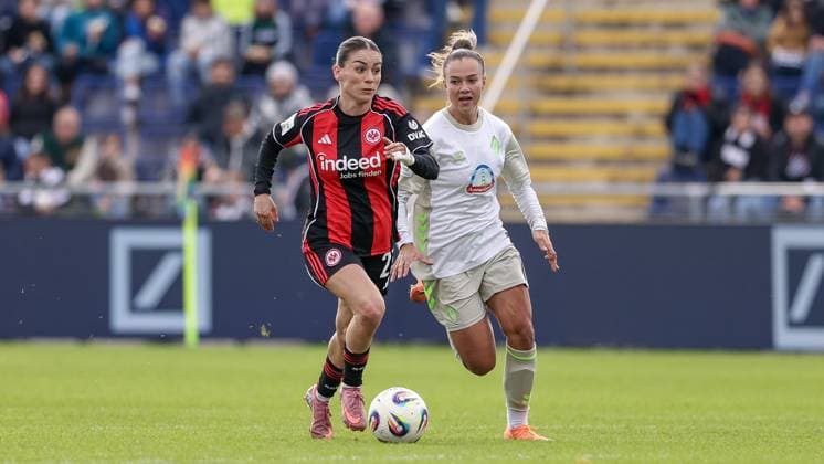 from left Ereleta Memeti Eintracht Frankfurt, 27 and Maja Sternad SV Werder Bremen, 11 in running duel, duel, dynamic, action, action, game scene, THE DFB GUIDELINES PROHIBIT ANY USE OF PHOTOGRAPHS AS IMAGE SEQUENCES AND OR QUASI VIDEO DFB REGULATIONS PROHIBIT ANY USE OF PHOTOGRAPHS AS IMAGE SEQUENCES AND OR QUASI VIDEO , 19 10 2025, Frankfurt am Main Germany , Football, Google Pixel Women Bundesliga, Eintracht Frankfurt SV Werder Bremen xobx