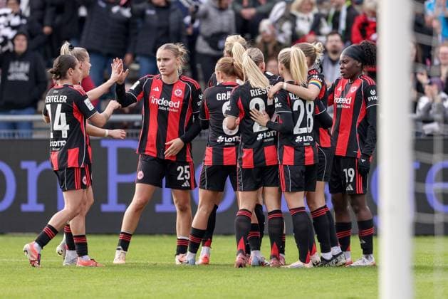 Eintracht Frankfurt players with goal celebration, cheering, jubilant, optimistic, game scene, highlight, joy about the goal to 2 0, THE DFB REGULATIONS PROHIBIT ANY USE OF PHOTOGRAPHS AS IMAGE SEQUENCES AND OR QUASI VIDEO , 19 10 2025, Frankfurt am Main Germany , Football, Google Pixel Womens Bundesliga, Eintracht Frankfurt SV Werder Bremen xobx