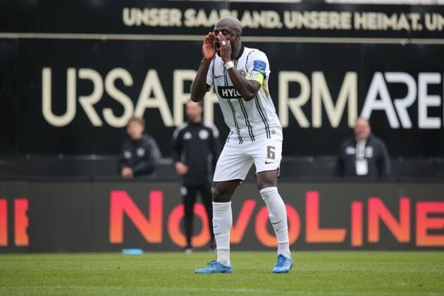 19 10 2025, xmohx, Fussball 2 Bundesliga, SV Elversberg SpVgg Greuther Fuerth v l Amara Conde SV Elversberg gives instructions, gesticulates, gesticulate with arms gives instructions, gesticulate DFL DFB REGULATIONS PROHIBIT ANY USE OF PHOTOGRAPHS as IMAGE SEQUENCES and or QUASI VIDEO Elversberg