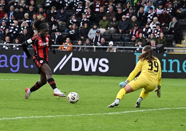 19 10 2025, xsltx, Soccer Google Pixel Women Bundesliga, Eintracht Frankfurt Werder Bremen v l Nicole Anyomi Eintracht Frankfurt fails Mariella El Sherif Werder Bremen DFL DFB REGULATIONS PROHIBIT ANY USE OF PHOTOGRAPHS as IMAGE SEQUENCES and or QUASI VIDEO
