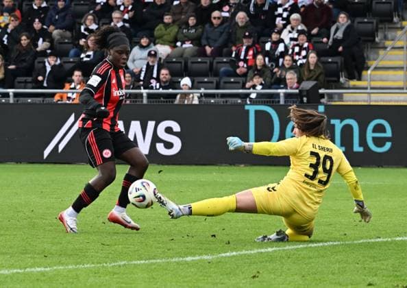 19 10 2025, xsltx, Soccer Google Pixel Women Bundesliga, Eintracht Frankfurt Werder Bremen v l Nicole Anyomi Eintracht Frankfurt fails Mariella El Sherif Werder Bremen DFL DFB REGULATIONS PROHIBIT ANY USE OF PHOTOGRAPHS as IMAGE SEQUENCES and or QUASI VIDEO