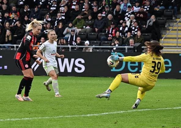 19 10 2025, xsltx, Soccer Google Pixel Women Bundesliga, Eintracht Frankfurt Werder Bremen v l Rebecka Blomqvist Eintracht Frankfurt fails Mariella El Sherif Werder Bremen DFL DFB REGULATIONS PROHIBIT ANY USE OF PHOTOGRAPHS as IMAGE SEQUENCES and or QUASI VIDEO