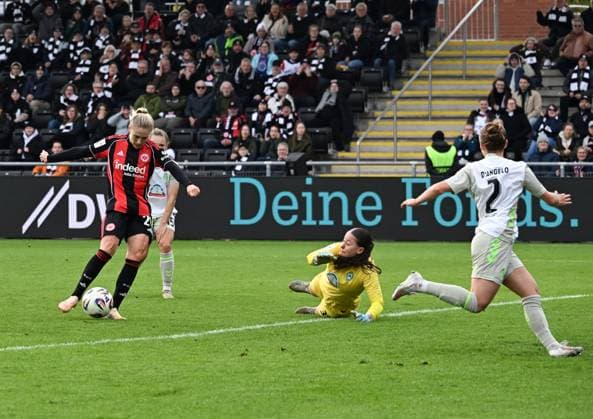19 10 2025, xsltx, Soccer Google Pixel Womens Bundesliga, Eintracht Frankfurt Werder Bremen v l Rebecka Blomqvist Eintracht Frankfurt scores on a follow-up shot against Mariella El Sherif Werder Bremen to make it 1 0 DFL DFB REGULATIONS PROHIBIT ANY USE OF PHOTOGRAPHS as IMAGE SEQUENCES and or QUASI VIDEO