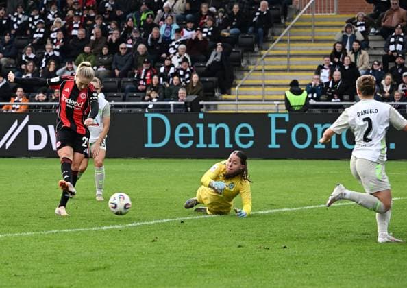 19 10 2025, xsltx, Soccer Google Pixel Womens Bundesliga, Eintracht Frankfurt Werder Bremen v l Rebecka Blomqvist Eintracht Frankfurt scores on a follow-up shot against Mariella El Sherif Werder Bremen to make it 1 0 DFL DFB REGULATIONS PROHIBIT ANY USE OF PHOTOGRAPHS as IMAGE SEQUENCES and or QUASI VIDEO