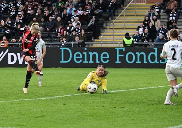 19 10 2025, xsltx, Soccer Google Pixel Womens Bundesliga, Eintracht Frankfurt Werder Bremen v l Rebecka Blomqvist Eintracht Frankfurt scores on a follow-up shot against Mariella El Sherif Werder Bremen to make it 1 0 DFL DFB REGULATIONS PROHIBIT ANY USE OF PHOTOGRAPHS as IMAGE SEQUENCES and or QUASI VIDEO