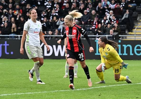 19 10 2025, xsltx, Soccer Google Pixel Womens Bundesliga, Eintracht Frankfurt Werder Bremen v l Rebecka Blomqvist Eintracht Frankfurt celebrates her opening goal DFL DFB REGULATIONS PROHIBIT ANY USE OF PHOTOGRAPHS as IMAGE SEQUENCES and or QUASI VIDEO