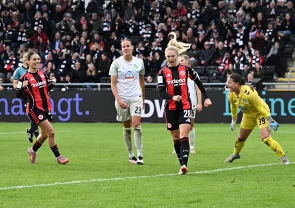 19 10 2025, xsltx, Soccer Google Pixel Womens Bundesliga, Eintracht Frankfurt Werder Bremen v l Rebecka Blomqvist Eintracht Frankfurt celebrates her opening goal DFL DFB REGULATIONS PROHIBIT ANY USE OF PHOTOGRAPHS as IMAGE SEQUENCES and or QUASI VIDEO