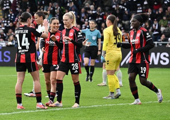 19 10 2025, xsltx, Soccer Google Pixel Women Bundesliga, Eintracht Frankfurt Werder Bremen 3 v l Congratulations for Rebecka Blomqvist Eintracht Frankfurt for the goal to 1 0 DFL DFB REGULATIONS PROHIBIT ANY USE OF PHOTOGRAPHS as IMAGE SEQUENCES and or QUASI VIDEO