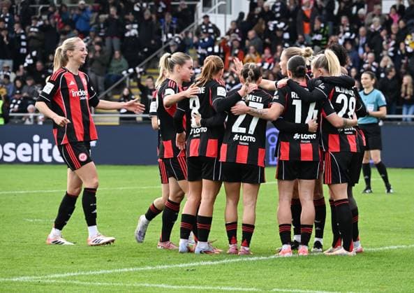 19 10 2025, xsltx, Soccer Google Pixel Women Bundesliga, Eintracht Frankfurt Werder Bremen v re Congratulations for Rebecka Blomqvist Eintracht Frankfurt for the goal to 1 0 DFL DFB REGULATIONS PROHIBIT ANY USE OF PHOTOGRAPHS as IMAGE SEQUENCES and or QUASI VIDEO