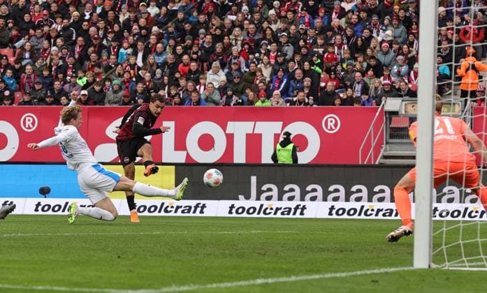 19 10 2025 Soccer Season 2025 2026 2 Soccer Bundesliga 09 Matchday 1 FC Nürnberg FCN Club KSV Holstein Kiel Störche Sportfoto Zink DaMa xdaxmax DFL regulations prohibit any use of photographs as image sequences and or quasi video only for editorial use Rafael Lubach 18, 1 FC Nürnberg FCN with shot on goal