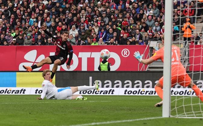 19 10 2025 Soccer Season 2025 2026 2 Soccer Bundesliga 09 Matchday 1 FC Nürnberg FCN Club KSV Holstein Kiel Störche Sportfoto Zink DaMa xdaxmax DFL regulations prohibit any use of photographs as image sequences and or quasi video only for editorial use Rafael Lubach 18, 1 FC Nürnberg FCN with shot on goal