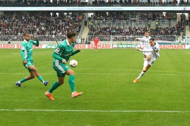 19 10 2025, xmohx, Fussball 2 Bundesliga, SV Elversberg SpVgg Greuther Fuerth v l Younes Ebnoutalib SV Elversberg Torschuetze, erzielt das Tor, Treffer, scores the goal 2 0 DFL DFB REGULATIONS PROHIBIT ANY USE OF PHOTOGRAPHS as IMAGE SEQUENCES and or QUASI VIDEO Elversberg
