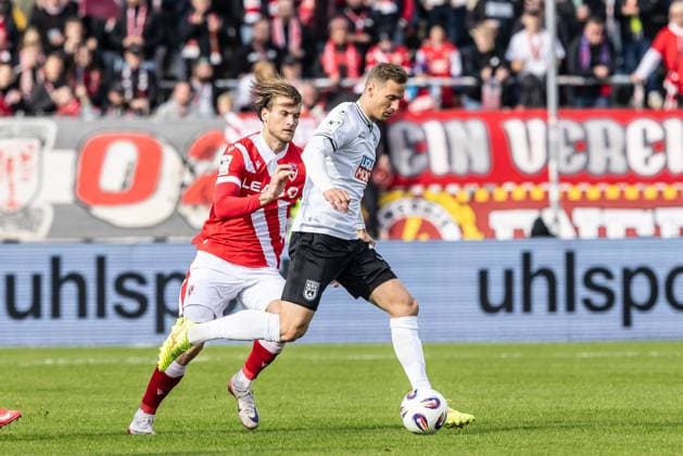 Football, Season 2025 2026, 3 Liga, Donaustadion Ulm, 11 Matchday, SSV Ulm 1846 Football FC Energie Cottbus, 19 10 2025 19 10 2025, Football, Season 2025 2026, 3 Liga, Donaustadion Ulm, 11 Matchday, SSV Ulm 1846 Football FC Energie Cottbus, f l 11 Moritz Hannemann Energie Cottbus , 14 Dennis Dressel SSV Ulm 1846 Football Photo Lucca Fundel Ulm Donaustadion Baden Württemberg Germany