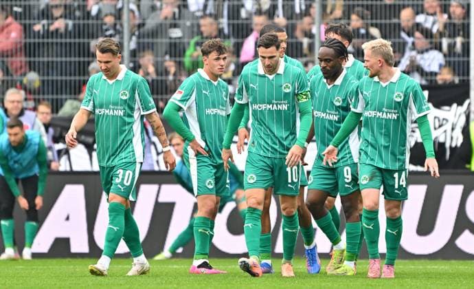 19 10 2025 Soccer Season 2025 2026 2 Soccer Bundesliga 09 Matchday SV Elversberg SVE SpVgg Greuther Fürth Kleeblatt Sportfoto Zink MeZi xmeoxzix DFL regulations prohibit any use of photographs as image sequences and or quasi video only for editorial use Felix Klaus 30, SpVgg Greuther Fürth Lukas Reich 2, SpVgg Greuther Fürth Branimir Hrgota 10, SpVgg Greuther Fürth Noel Futkeu 9, SpVgg Greuther Fürth Jomaine Consbruch 14, SpVgg Greuther Fürth disappointed disappointment