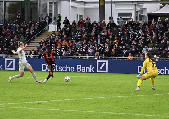 19 10 2025, xsltx, Soccer Google Pixel Women Bundesliga, Eintracht Frankfurt Werder Bremen 2 v l Nicole Anyomi Eintracht Frankfurt scores 2 0 DFL DFB REGULATIONS PROHIBIT ANY USE OF PHOTOGRAPHS as IMAGE SEQUENCES and or QUASI VIDEO