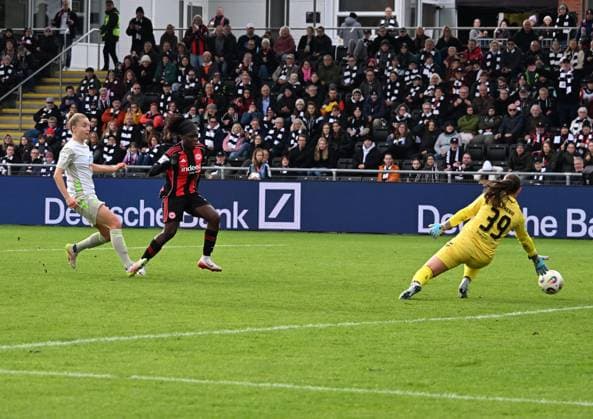 19 10 2025, xsltx, Soccer Google Pixel Women Bundesliga, Eintracht Frankfurt Werder Bremen 2 v l Nicole Anyomi Eintracht Frankfurt scores 2 0 DFL DFB REGULATIONS PROHIBIT ANY USE OF PHOTOGRAPHS as IMAGE SEQUENCES and or QUASI VIDEO