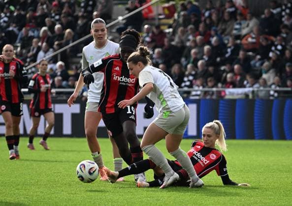 19 10 2025, xsltx, Soccer Google Pixel Women Bundesliga, Eintracht Frankfurt Werder Bremen v l Juliane Wirtz Werder Bremen , Nicole Anyomi Eintracht Frankfurt , Chiara D Angelo Werder Bremen , Rebecka Blomqvist Eintracht Frankfurt DFL DFB REGULATIONS PROHIBIT ANY USE OF PHOTOGRAPHS as IMAGE SEQUENCES and or QUASI VIDEO