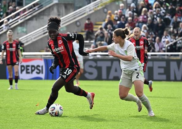 19 10 2025, xsltx, Soccer Google Pixel Women Bundesliga, Eintracht Frankfurt Werder Bremen v l Nicole Anyomi Eintracht Frankfurt , Chiara D Angelo Werder Bremen DFL DFB REGULATIONS PROHIBIT ANY USE OF PHOTOGRAPHS as IMAGE SEQUENCES and or QUASI VIDEO
