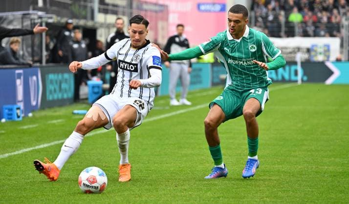 19 10 2025 Soccer Season 2025 2026 2 Soccer Bundesliga 09 Matchday SV Elversberg SVE SpVgg Greuther Fürth Kleeblatt Sportfoto Zink xwoxzix DFL regulations prohibit any use of photographs as image sequences and or quasi video only for editorial use Younes Ebnoutalib 22, SV Elversberg Maximilian Solomon Dietz 33, SpVgg Greuther Fürth