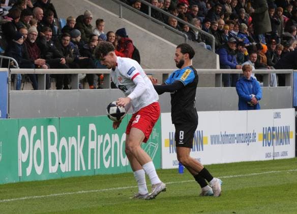 19 10 2025 xmgoodx Frankfurt am Main, PSD Bank Arena Regionalliga Südwest Saison 2025 2026 FSV Frankfurt Kickers Offenbach OFC Kilian Skolik 23,OFC vs Giorgio Del Vecchio 8, FSV Frankfurt