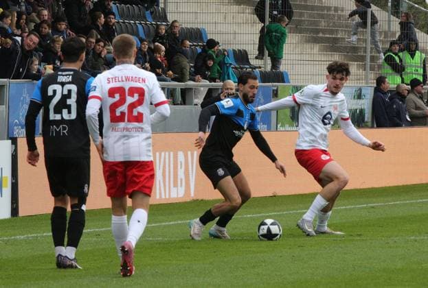 19 10 2025 xmgoodx Frankfurt am Main, PSD Bank Arena Regionalliga Südwest Saison 2025 2026 FSV Frankfurt Kickers Offenbach OFC Kilian Skolik 23,OFC vs Giorgio Del Vecchio 8, FSV Frankfurt