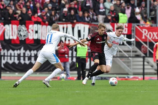 19 10 2025 Soccer Season 2025 2026 2 Soccer Bundesliga 09 Matchday 1 FC Nürnberg FCN Club KSV Holstein Kiel Störche Sportfoto Zink DaMa xdaxmax DFL regulations prohibit any use of photographs as image sequences and or quasi video only for editorial use Alexander Olof Bernhardsson 11, Holstein Kiel Tim Drexler 15, 1 FC Nürnberg FCN Jonas Therkelsen 10, Holstein Kiel