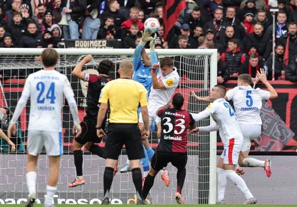 19 10 2025 Soccer Season 2025 2026 2 Soccer Bundesliga 09 Matchday 1 FC Nürnberg FCN Club KSV Holstein Kiel Störche Sportfoto Zink DaMa xdaxmax DFL regulations prohibit any use of photographs as image sequences and or quasi video only for editorial use Jan Reichert 1, 1 FC Nürnberg FCN faustet Ball weg