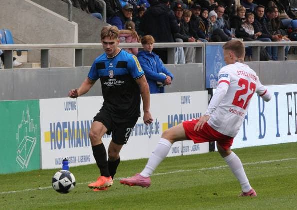 19 10 2025 xmgoodx Frankfurt am Main, PSD Bank Arena Regionalliga Südwest Saison 2025 2026 FSV Frankfurt Kickers Offenbach OFC Timo Hildmann 21, FSV Frankfurt vs Luca Stellwagen 22, OFC