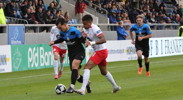 19 10 2025 xmgoodx Frankfurt am Main, PSD Bank Arena Regionalliga Südwest Saison 2025 2026 FSV Frankfurt Kickers Offenbach OFC Iorga, George Daniel 23, FSV Frankfurt vs Ronny Marcos 31, OFC