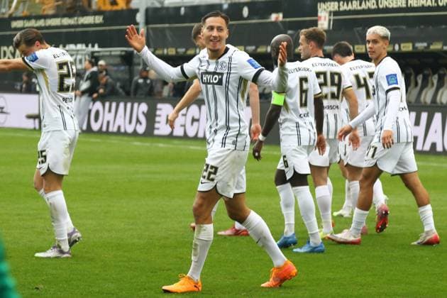 19 10 2025, xmohx, Fußball 2 Bundesliga, SV Elversberg SpVgg Greuther Fuerth v l Torjubel nach dem Tor zum celebrating the goal celebrate 2 0 durch Younes Ebnoutalib SV Elversberg DFL DFB REGULATIONS PROHIBIT ANY USE OF PHOTOGRAPHS as IMAGE SEQUENCES and or QUASI VIDEO Elversberg