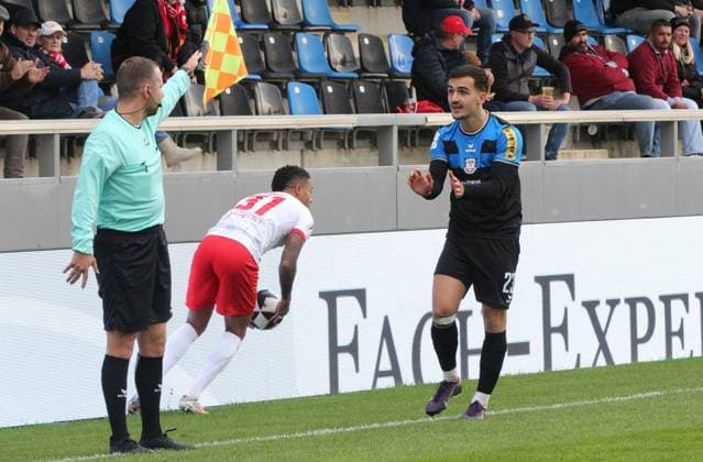19 10 2025 xmgoodx Frankfurt am Main, PSD Bank Arena Regionalliga Südwest Saison 2025 2026 FSV Frankfurt Kickers Offenbach OFC Iorga, George Daniel 23, FSV Frankfurt vs Ronny Marcos 31, OFC