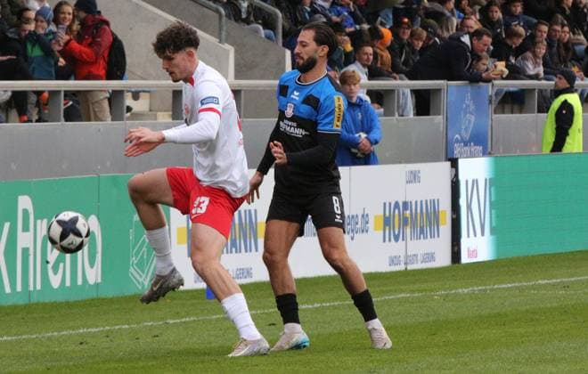 19 10 2025 xmgoodx Frankfurt am Main, PSD Bank Arena Regionalliga Südwest Saison 2025 2026 FSV Frankfurt Kickers Offenbach OFC Kilian Skolik 23,OFC vs Giorgio Del Vecchio 8, FSV Frankfurt