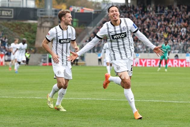19 10 2025, xrekx, Fußball 2 Bundesliga, SV Elversberg SpVgg Greuther Fuerth v l Torjubel nach dem Tor zum celebrating the goal celebrate 3 0 durch Younes Ebnoutalib SV 07 Elversberg DFL DFB REGULATIONS PROHIBIT ANY USE OF PHOTOGRAPHS as IMAGE SEQUENCES and or QUASI VIDEO Elversberg