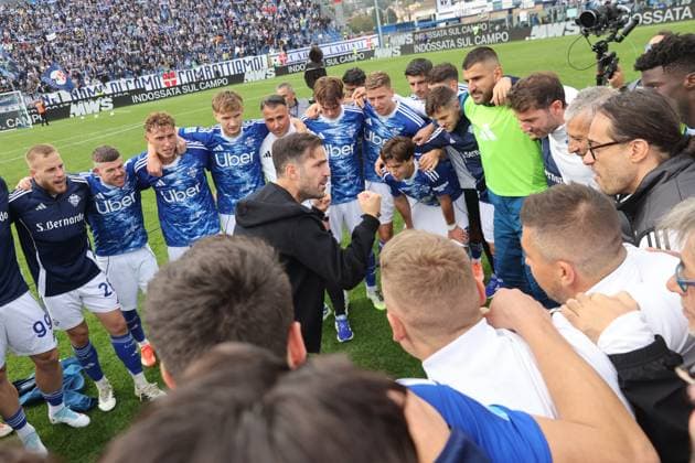 ComoÕs Como 1907 s head coach Cesc Fabregas during the Serie A soccer match between Como and Juventus at the Giuseppe Sinigaglia stadium in Como, north Italy - October 19, 2025 - Soccer.  Copyright: xAntonioxSaiai LaPressex