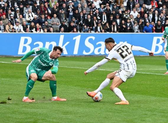 Soccer 2 Bundesliga Season 2025 26 14 09 2025 Ursapharm Arena SV Elversberg elv SpVgg Fürth fue Younes EBNOUTALIB SV Elversberg scores the 3 0, right, Noah KÖNIG SpVgg Fürth left, Soccer 2 Bundesliga SV Elversberg
