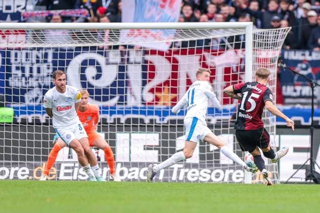 19 10 2025, 2 Bundesliga, Matchday 9, 1 FC Nürnberg Holstein Kiel, f l Alexander Bernhardsson Holstein Kiel block Tim Drexlers shot 1 FC Nürnberg , Nürnberg Max Morlock Stadion Bayern Germany xRHR PHOTO DEx Copyright: DennisxEwert RHR-FOTOx RHR-FOTO DE