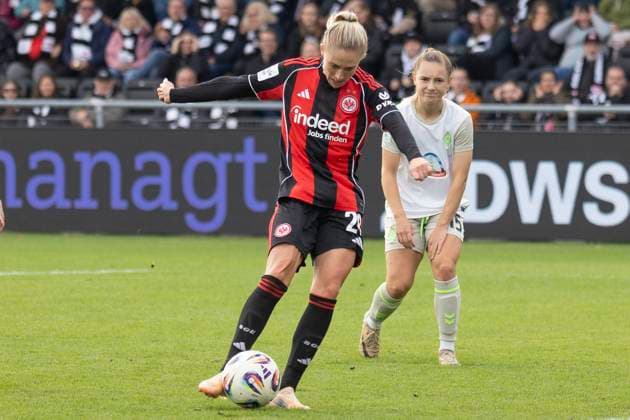 Google Pixel Womens Budnesliga Eintracht Franfurt SV Werder Bremen, 19 10 2025 Rebecka Blomqvist Eintracht Frankfurt 28 on the ball and immediately scores the goal to lead 1 0, Eintracht Franfurt SV Werder Bremen, Frankfurt, Stadion am Brentanobad, 19 10 2025 Copyright: xBEAUTIFULxSPORTS Gawlikx