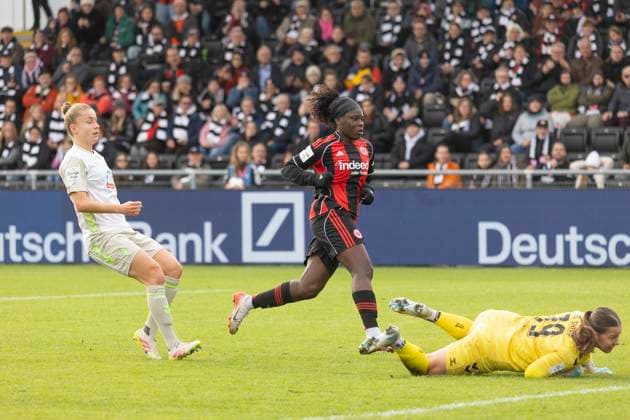 Google Pixel Womens Budnesliga Eintracht Franfurt SV Werder Bremen, 19 10 2025 Nicole Anyomi Eintracht Frankfurt 19 scored the goal to make it 2 0 for Eintracht, Mariella El Sherif SV Werder Bremen 39 powerless on the ground, Eintracht Franfurt SV Werder Bremen, Frankfurt, Stadion am Brentanobad, 19 10 2025 Copyright: xBEAUTIFULxSPORTS Gawlikx