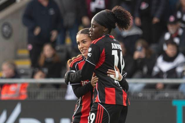 Google Pixel Womens Budnesliga Eintracht Franfurt SV Werder Bremen, 19 10 2025 Nicole Anyomi Eintracht Frankfurt 19 scored the goal to make it 2 0 for Eintracht and is hugged by Ereleta Memeti Eintracht Frankfurt 27, Eintracht Franfurt SV Werder Bremen, Frankfurt, Stadion am Brentanobad, 19 10 2025 Copyright: xBEAUTIFULxSPORTS Gawlikx