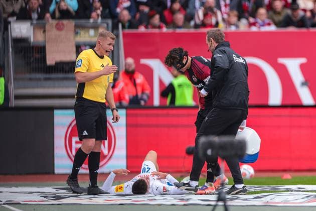 19 10 2025, 2 Bundesliga, Matchday 9, 1 FC Nürnberg Holstein Kiel, Adrian Kapralik Holstein Kiel must be treated in the goal area, Nuremberg Max Morlock Stadion Bayern Germany xRHR PHOTO DEx Copyright: DennisxEwert RHR-FOTOx RHR-FOTO DE