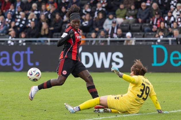 Google Pixel Womens Budnesliga Eintracht Franfurt SV Werder Bremen, 19 10 2025 Nicole Anyomi Eintracht Frankfurt 19 fails to Mariella El Sherif SV Werder Bremen 39 , Eintracht Franfurt SV Werder Bremen, Frankfurt, Stadion am Brentanobad, 19 10 2025 Copyright: xBEAUTIFULxSPORTS Gawlikx